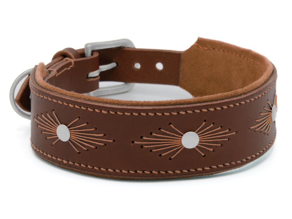 Braunes Lederhalsband WOODSTOCK mit silbernen Verzierungen und weicher Innenseite für optimalen Tragekomfort.