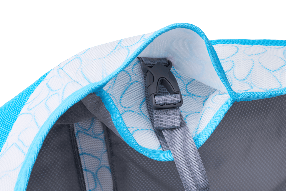 "Swamp Cooler™ Kühlweste für Hunde in hellblauer Tasche mit grauem Futter und verstellbarem Gurt."
