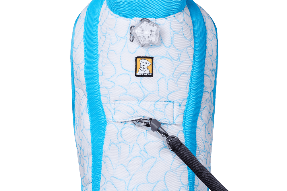Blauer und weißer Rucksack für Hunde mit gepolsterten Tragegurten und Hundelogo, ideal für Outdoor-Abenteuer.