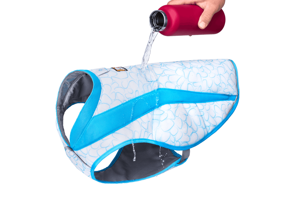 "Wasserdichte Swamp Cooler™ Kühlweste für Hunde - leichtes Design mit blauer und weißer Musterung, Wasser perlt ab."
