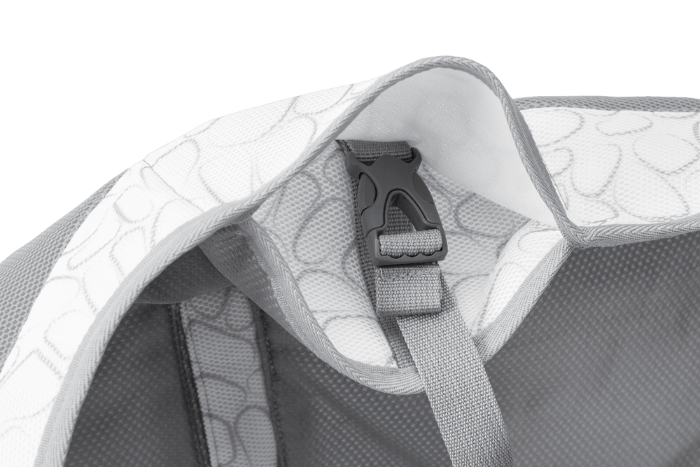 Graue Tasche mit gepolstertem Rand und Clipverschluss, ideal für die Swamp Cooler™ Kühlweste für Hunde.
