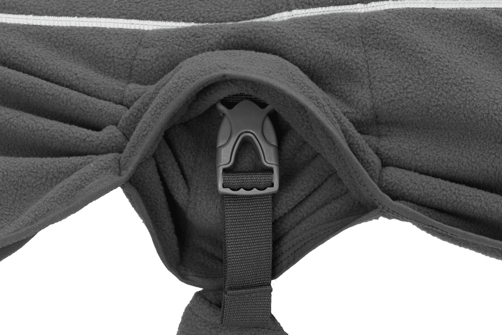 Innenseite der grauen Climate Changer™ Fleeceweste mit schwarzem Schnallenverschluss und flexiblem Gurtband.