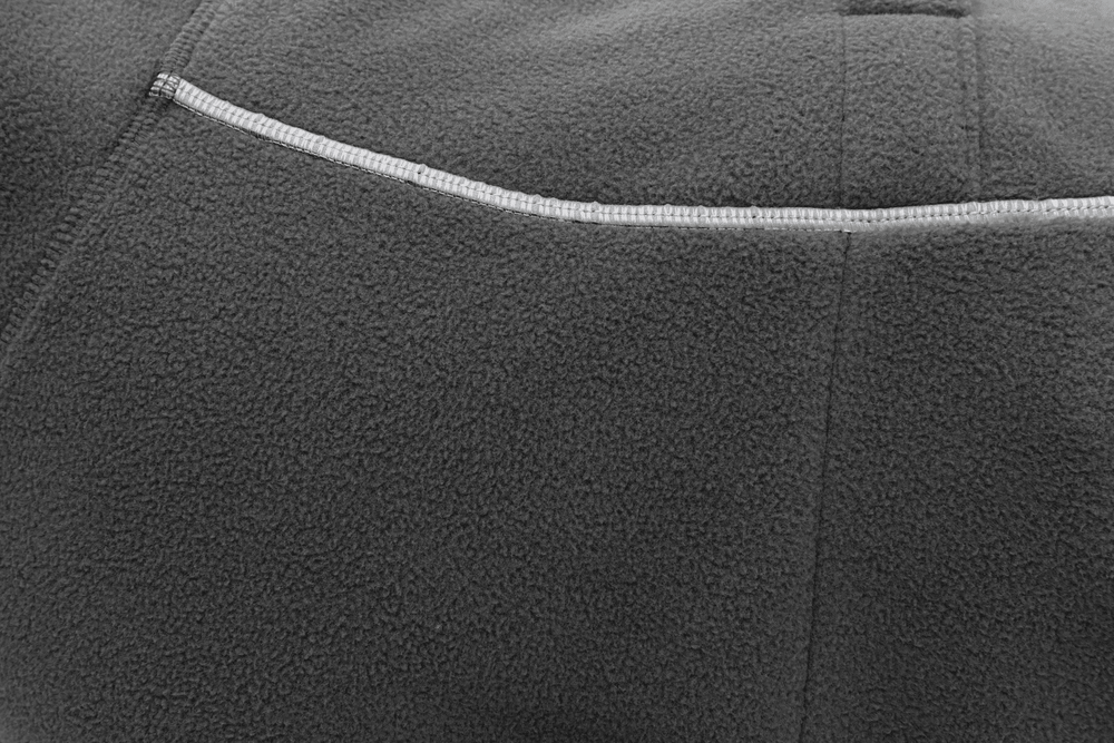 Graue Climate Changer™ Fleeceweste mit diagonaler Reißverschlusstasche, flauschiger Stoff für warme Outdoor-Aktivitäten.