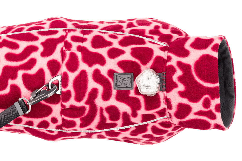 Hundemantel in Pink mit Giraffenmuster, gefüttert und reflektierend – ideal für kalte Tage.