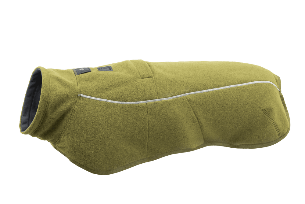 Olivgrüner Hundemantel aus Fleece mit hohem Kragen und reflektierender Paspelierung für optimalen Komfort.