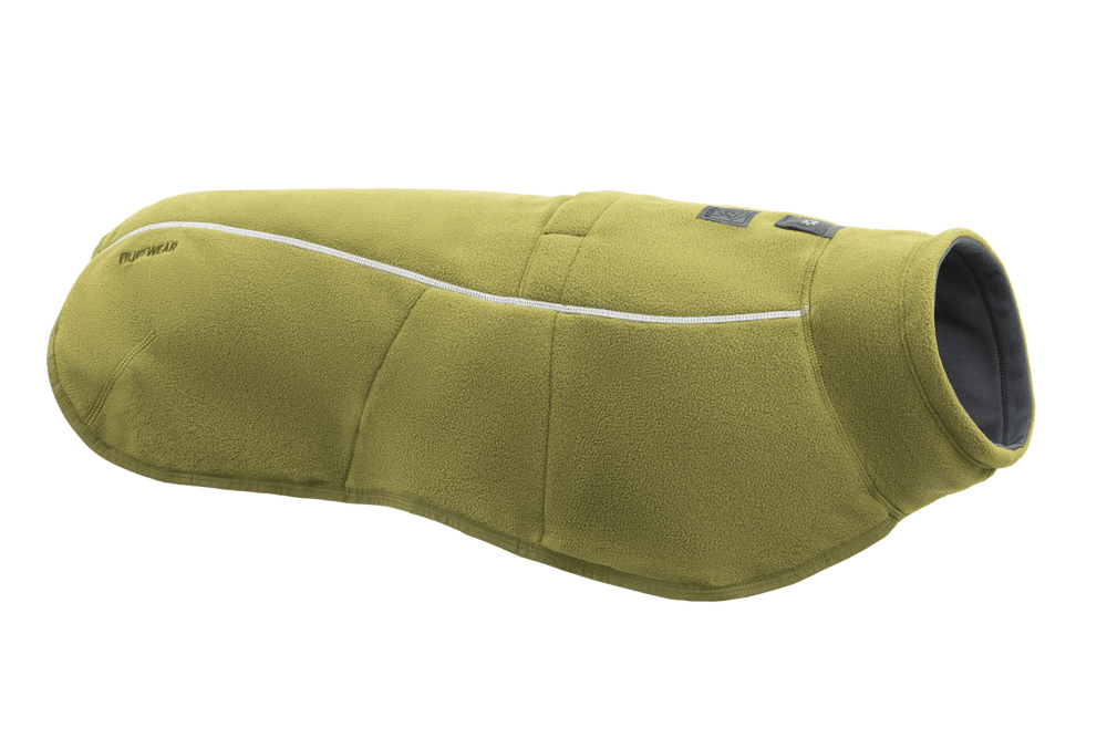 Grüner Fleece-Hundemantel mit hohem Kragen, leicht gepolstert und reflektierenden Elementen für kältere Witterung.
