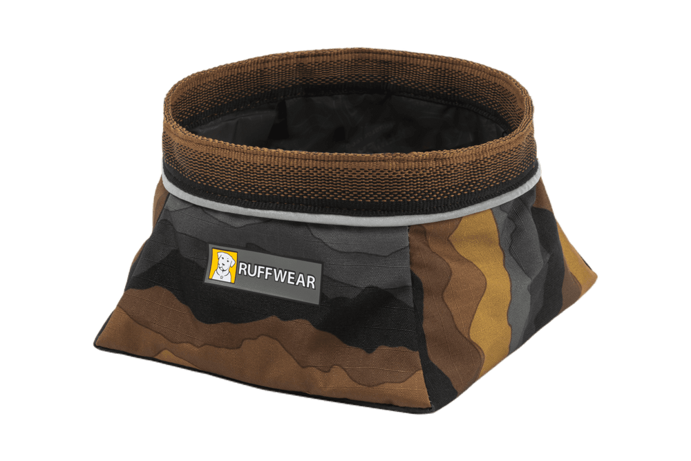 Faltbarer Ruffwear Hundenapf im Camouflage-Design, ideal für unterwegs mit stabilen Rand und runder Form.