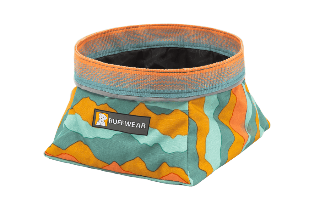 Faltbarer Quencher™ Hundenapf in bunten Farben für unterwegs, ideal für Futter und Wasser. Rugged mit Ruffwear-Logo.