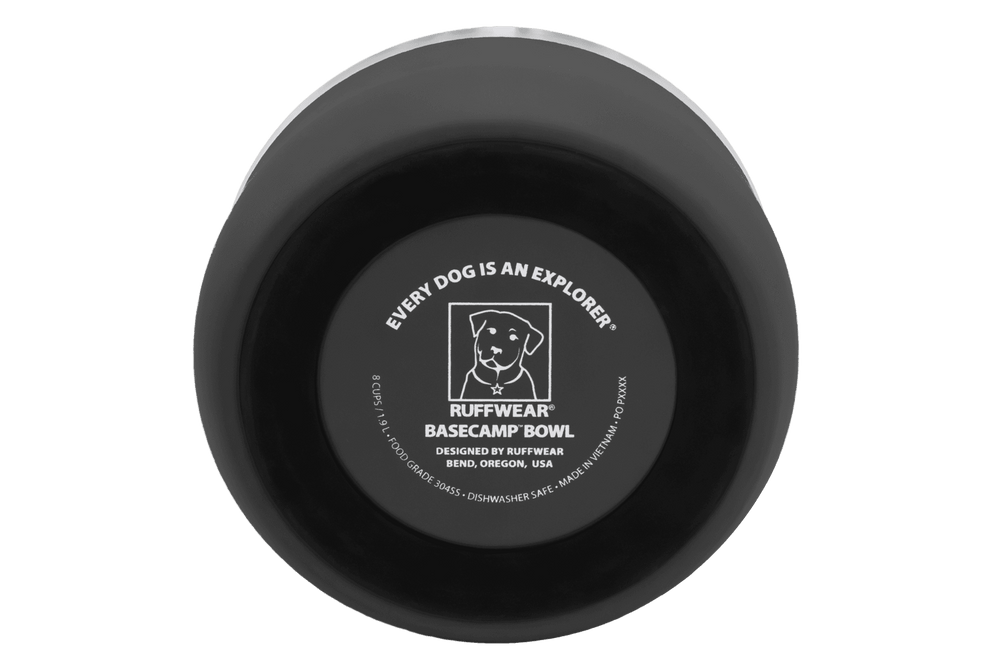 Schwarze Hundeschüssel von Basecamp™ mit rundem Design und dem Aufdruck "EVERY DOG IS AN EXPLORER".