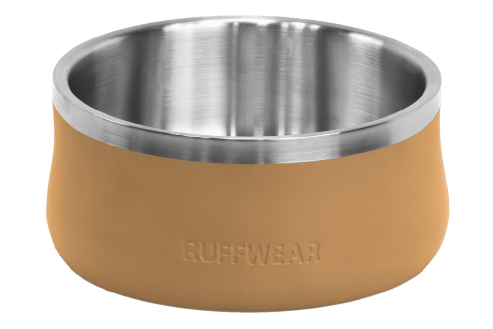"Basecamp™ Hundeschale von Ruffwear in sandfarbener matte Außenseite und rostfreiem Edelstahlrand."