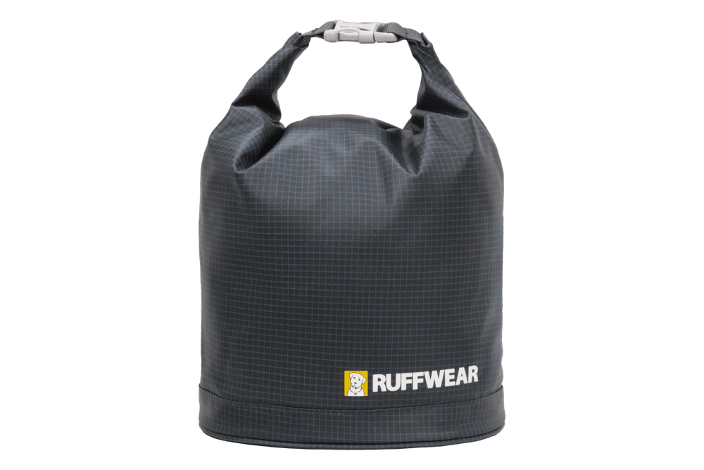 Schwarzer wasserdichter Ruffwear Beutel, rund mit Tragegriff und strapazierfähigem karierten Design. Ideal für Outdoor-Abenteuer.