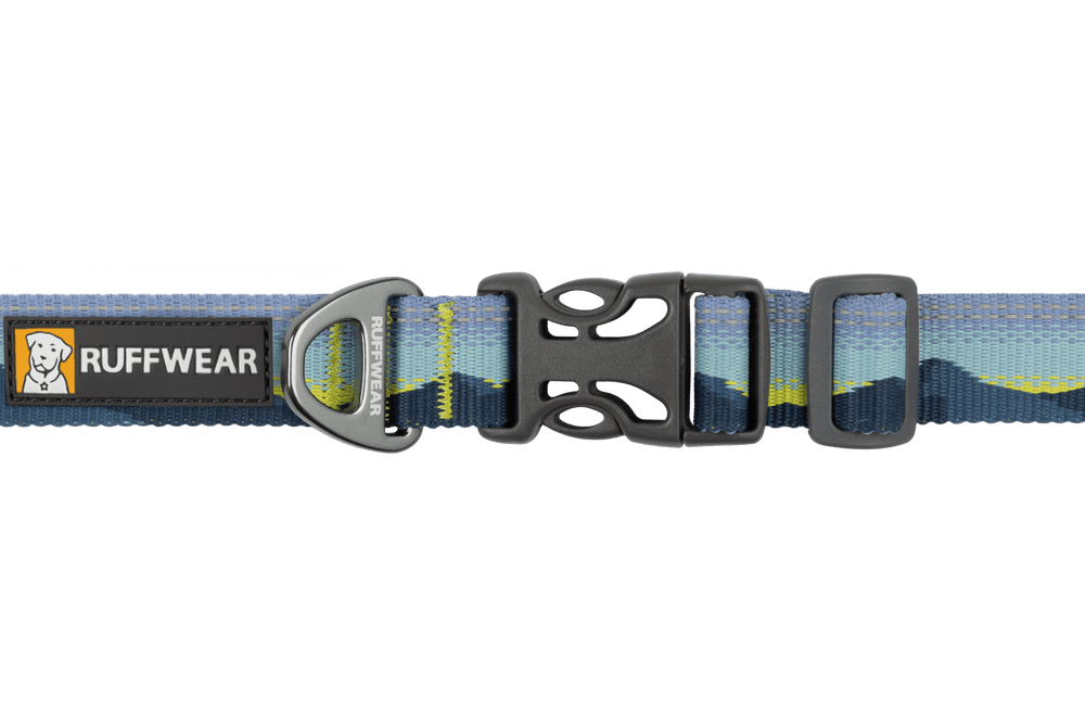Funktionales Ruffwear Crag™ Hundehalsband mit buntem Streifendesign in Blau und Gelb, stabiler Kunststoffverschluss.
