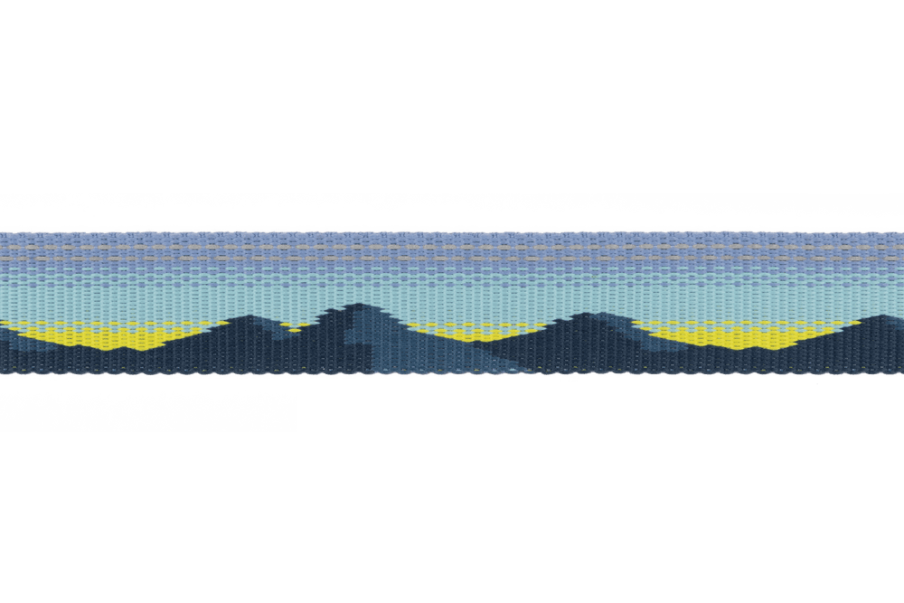 Reflektierender Hundehalsband im geometrischen Design mit Bergmotiv in Blau- und Gelbtönen. Ideal für Sicherheit und Stil.