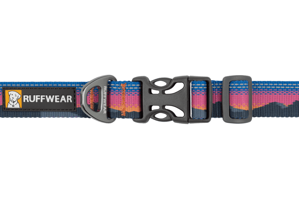 Buntes, reflektierendes Hundehalsband von Ruffwear mit Sonnenset-Muster und verstellbarem Riemen für optimale Passform.