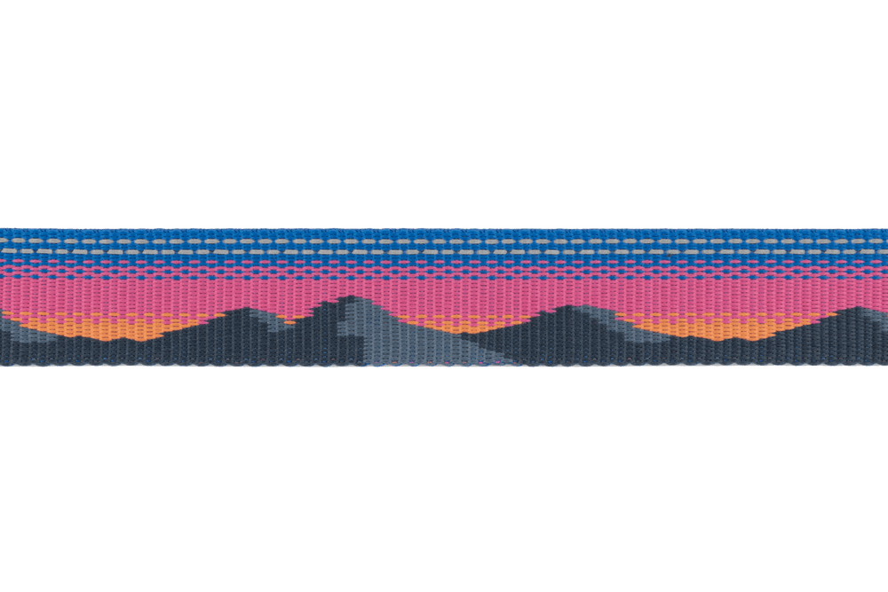 Reflektierendes Hundehalsband mit buntem Landschaftsdesign in Grautönen und Sonnenaufgang in Pink- und Orangetönen.