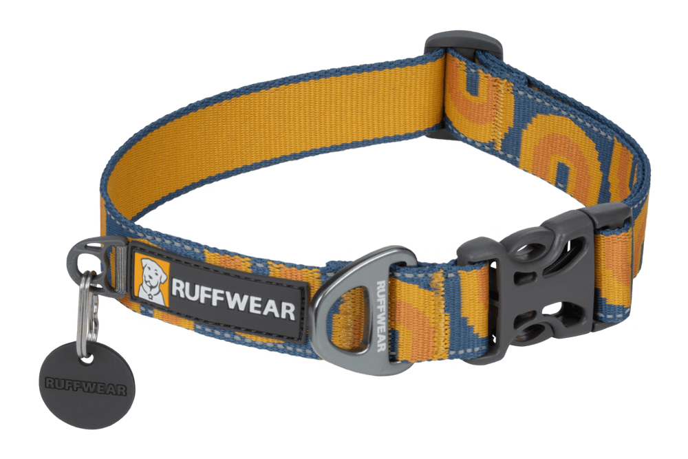 Ruffwear Crag™ Hundehalsband in Orange und Blau mit geometrischem Muster, stabiler Schnalle und D-Ring für die Leine.