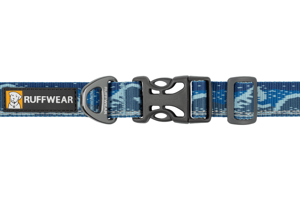 Reflektierendes Crag™ Hundehalsband von Ruffwear in verschiedenen Blautönen mit auffälligem Muster und stabilem Schnellverschluss.