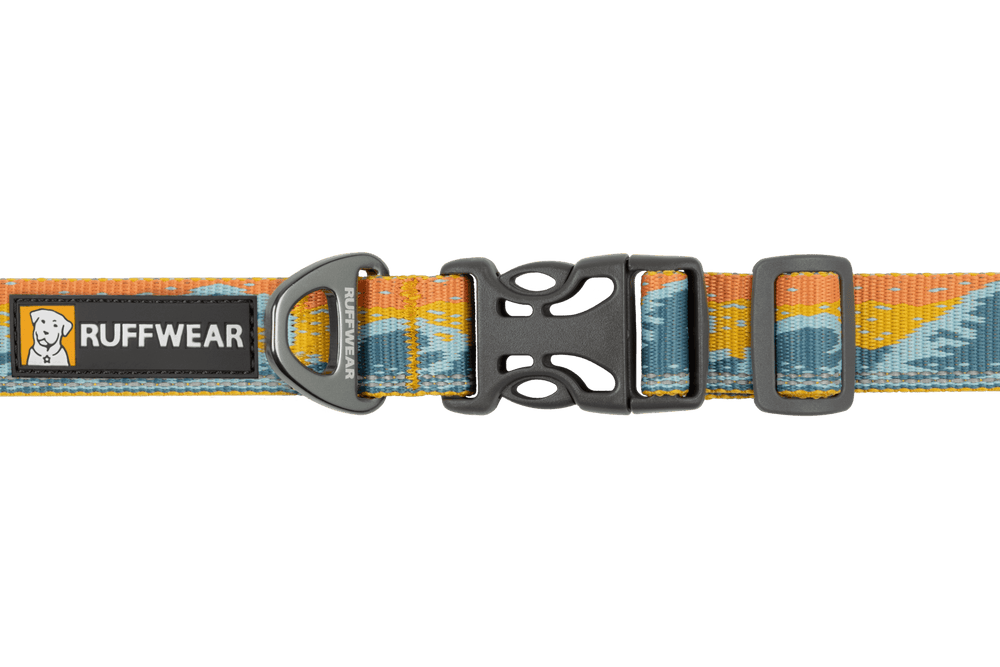 “Ruffwear Crag™ reflektierendes Hundehalsband in Blau, Orange und Gelb, robust mit stabiler schwarzer Schnalle.”