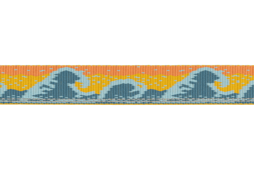 Reflektierendes Crag™ Hundehalsband mit stilisierten Bergen in Blau- und Orangetönen auf einem sanften Hintergrund.