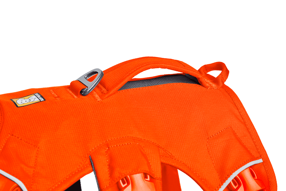 Leuchtend orangefarbenes Web Master™ Hundegeschirr mit stabilen Griff und Metallöse für Outdoor-Aktivitäten.