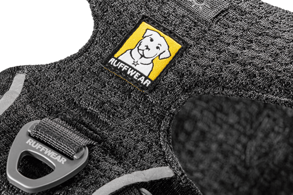 Dunkles Front Range® Flex Hundegeschirr von Ruffwear mit reflektierenden Elementen und gewebtem Textilmuster.
