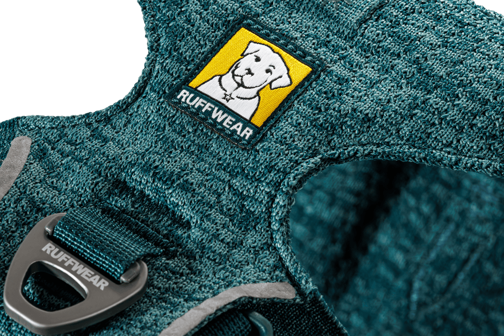 Hundegeschirr Front Range® Flex von Ruffwear in grün mit gelbem Logo und strukturierter Oberfläche für Komfort und Sicherheit.