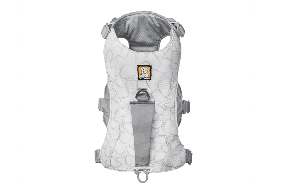 Graues Swamp Cooler™ Hundegeschirr mit durchgehendem Design, Halsöffnung und verstellbaren Riemen für optimale Kühlung.
