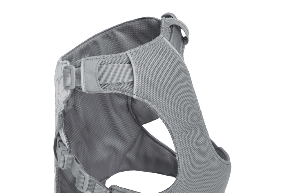 Graues Swamp Cooler™ Hundegeschirr aus Mesh mit verstellbaren Riemen für optimalen Halt und Komfort.