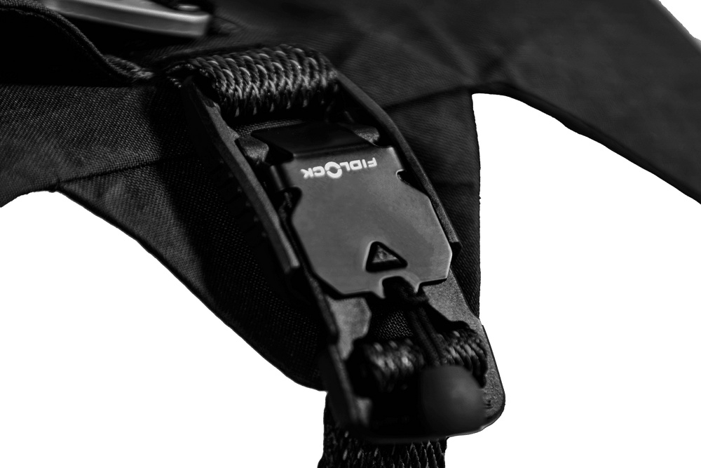 Schwarzer Klettverschluss des Ridgeline™ Geschirrs mit robustem Material und markantem Logo für optimalen Halt.