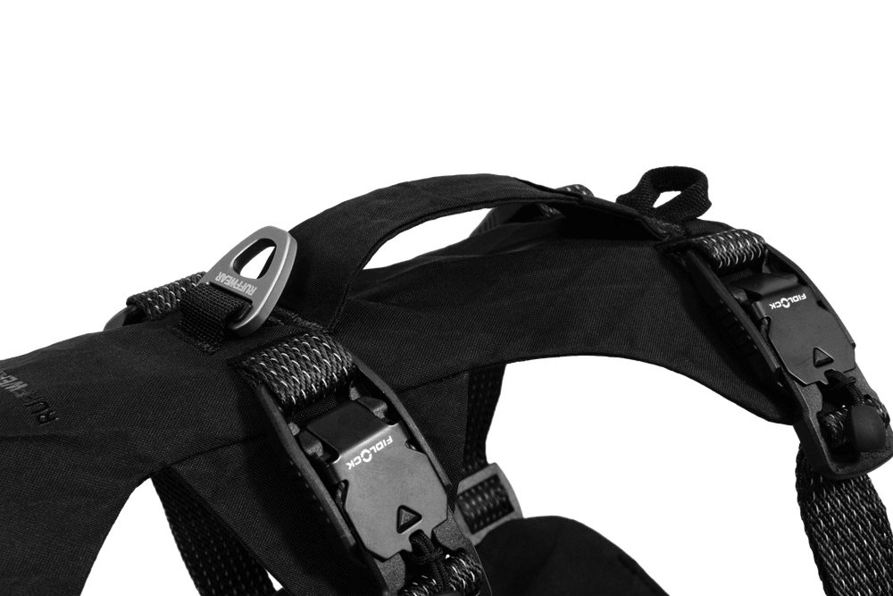 Schwarzes Ridgeline™ Hundegeschirr mit gepolsterten Riemen und robustem Griff, ideal für aktive Hunde.