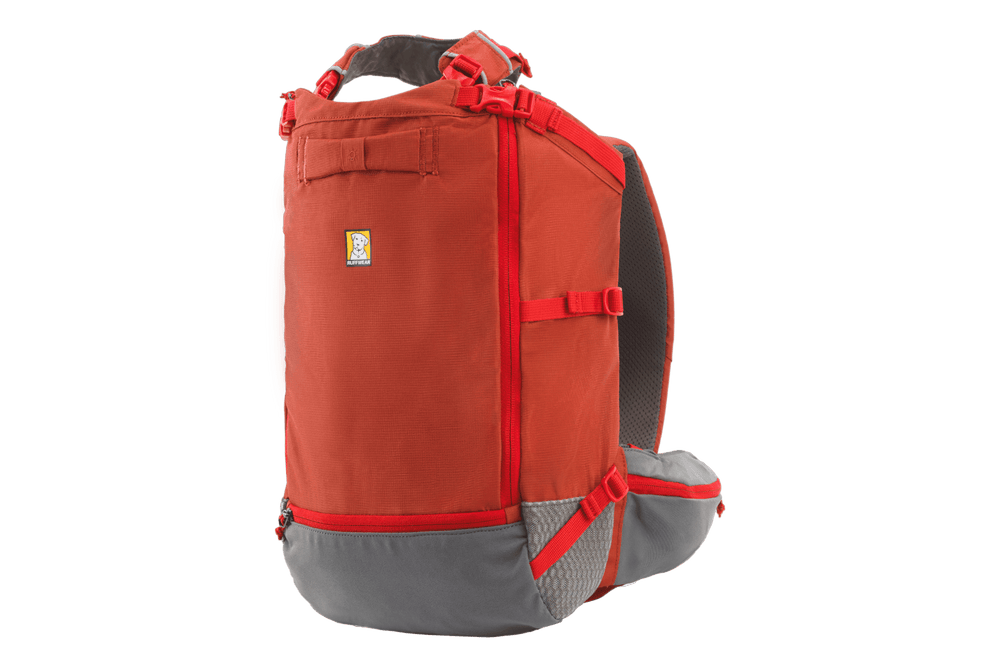 "Hitch Hiker™ Hunde-Rucksacktrage in warmem Rot mit grauen Akzenten, verstellbaren Trägern und gepolsterter Rückseite."