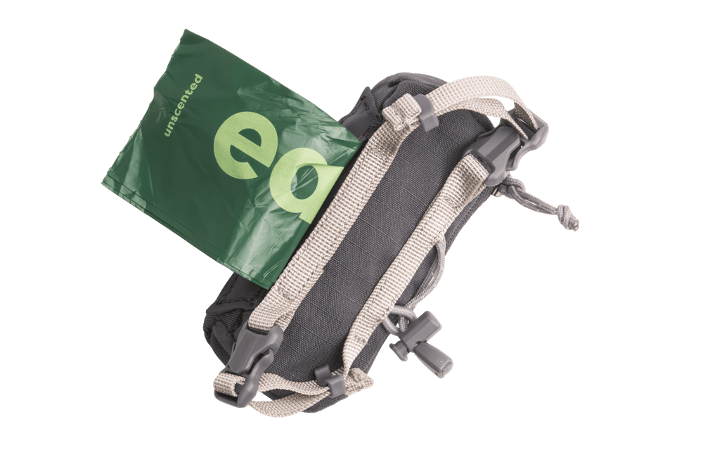 Graue Stash Bag Mini™ mit unbeschrifteter grüner Tüte, idealer Abholbeutel-Spender mit praktischem Design und Tragevorrichtung.