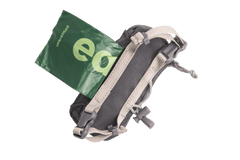 Graue Stash Bag Mini™ mit unbeschrifteter grüner Tüte, idealer Abholbeutel-Spender mit praktischem Design und Tragevorrichtung.