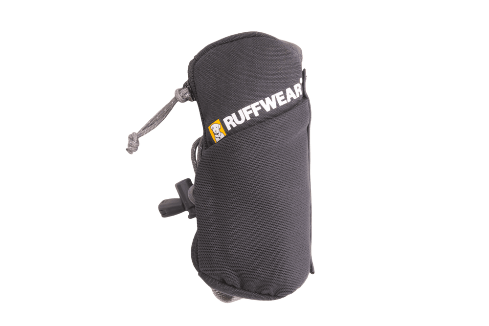 Kompakter schwarzer Stash Bag Mini™ Abholbeutel-Spender von Ruffwear mit Zugband und gewebtem Design für Spaziergänge.