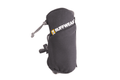 Kompakter schwarzer Stash Bag Mini™ Abholbeutel-Spender von Ruffwear mit Zugband und gewebtem Design für Spaziergänge.