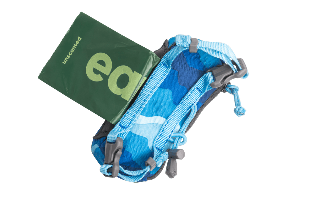 Kleine, blau gemusterte Stash Bag Mini™ mit grauen Details und unbeduftetem Produkt in der Tasche. Ideal für unterwegs.