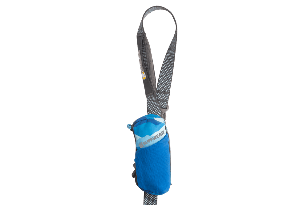 Blauer Stash Bag Mini™ Abholbeutel-Spender mit verstellbarem Gurt, ideal für den Transport kleiner Gegenstände.