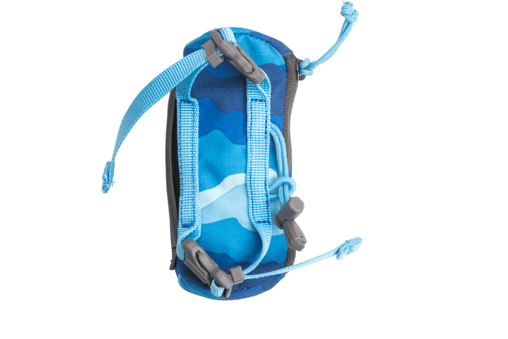 Farbenfroher Stash Bag Mini™ Abholbeutel-Spender in Blau- und Türkistönen mit Camouflage-Muster und Anpassungszugbändern.