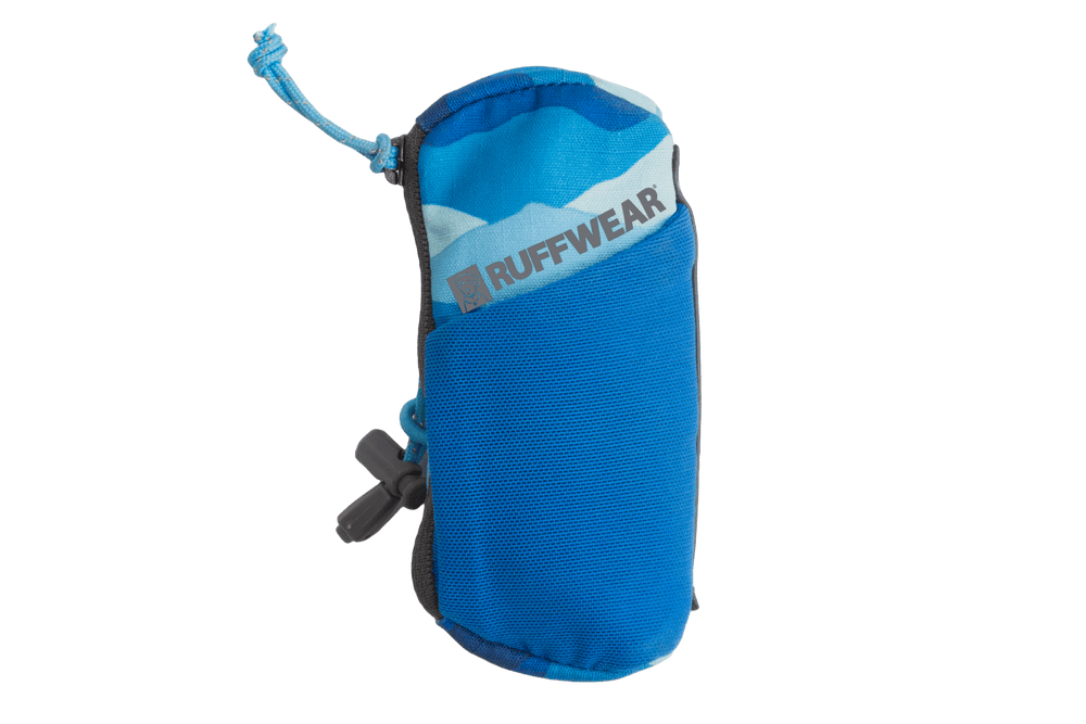 Blauer Ruffwear Hundezubehörbeutel mit Bungee-Kordel, ideal für Snacks und kleine Utensilien. Kompakt und praktisch.