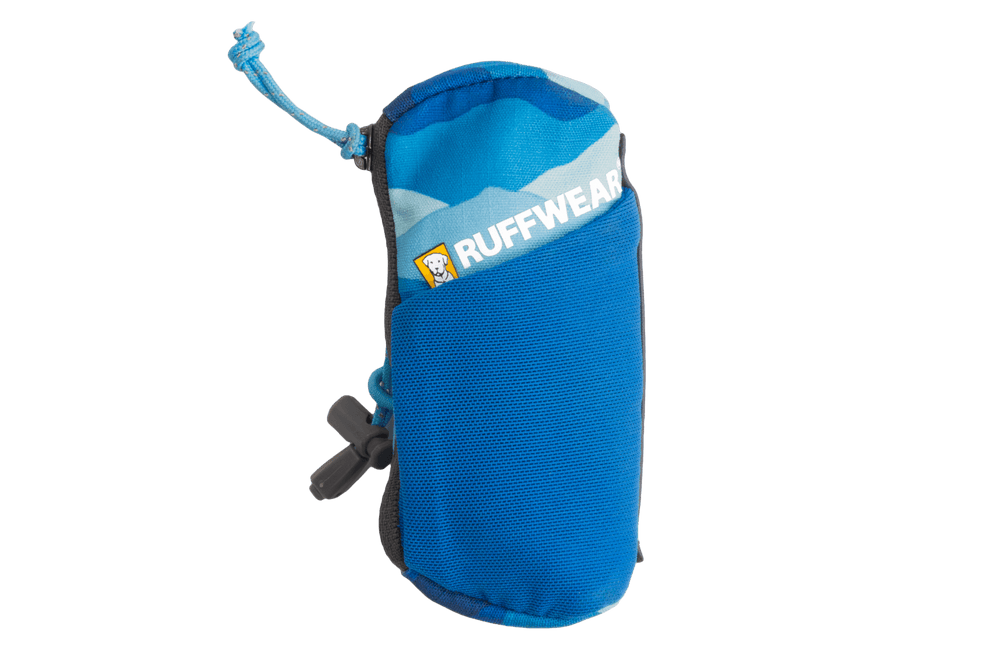 Kleine blaue Ruffwear Stash Bag Mini™ mit Kordelzug, strukturierter Oberfläche und Logo auf der Vorderseite.