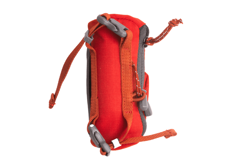 Kompakte rot-orangefarbene Stash Bag Mini™ für die Aufbewahrung kleiner Gegenstände, mit seitlichen Verschlüssen und slim Design.