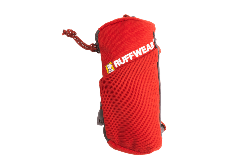 Rote Stash Bag Mini™ Abholbeutel-Spender-Tasche von Ruffwear mit Kordel und robustem, strukturiertem Design.