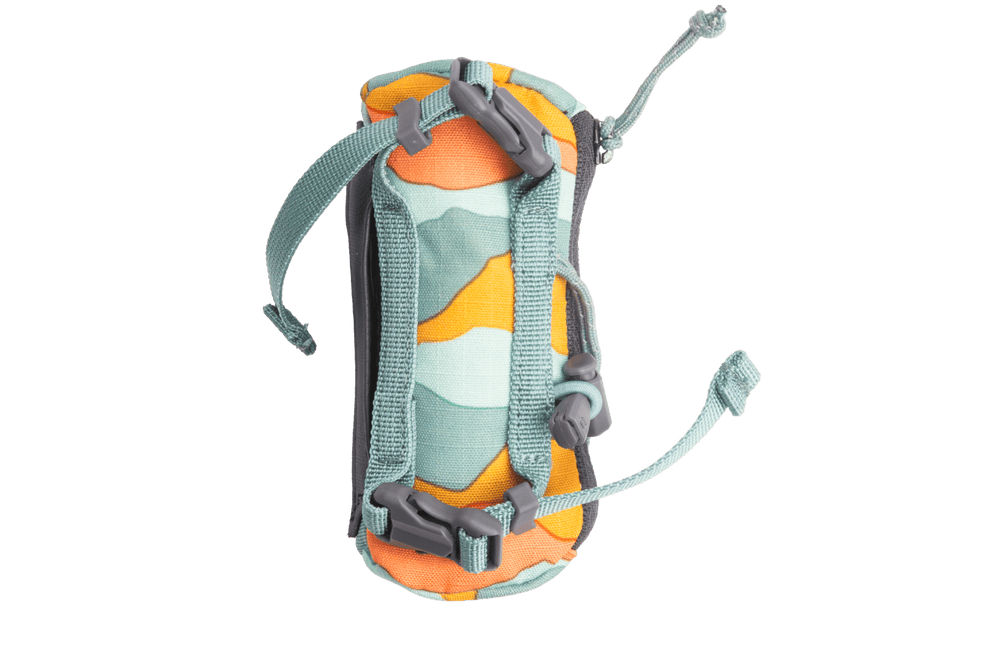 Farbenfrohe gepolsterte Tasche mit wellenförmigem Muster und verstellbaren Riemen zum Abholen von Beuteln.