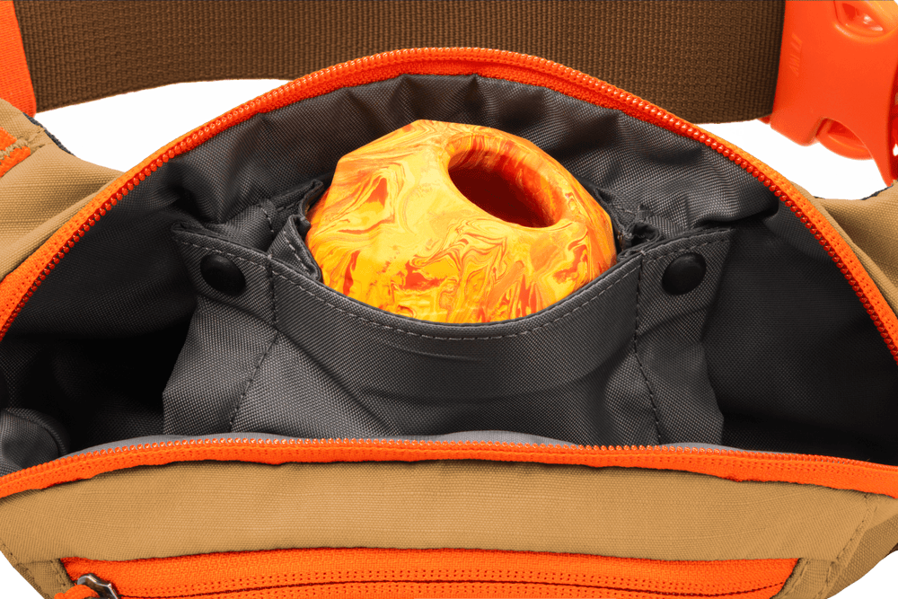 "Offene Home Trail™ Hüfttasche in Braun und Orange mit marmoriertem, orange-gelben Inhalt auf grauem Innenmaterial."