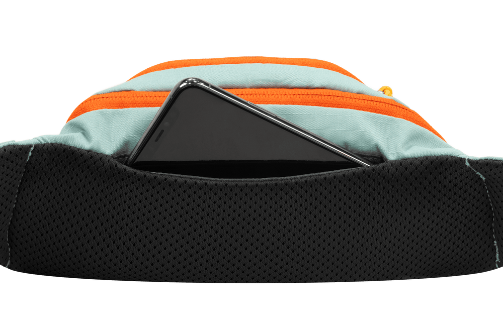 Helle Home Trail™ Hüfttasche mit orangenen Reißverschlüssen und Smartphone in der GPS-Tasche, atmungsaktives Mesh-Material.