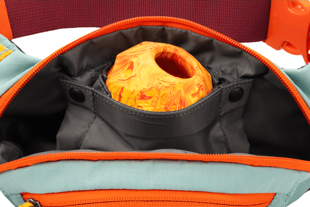 Innenseite der Home Trail™ Hüfttasche mit marmorierter Kugel, hellblau-orange Design und grauem Innenfutter.