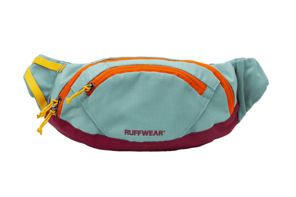"RUFFWEAR Home Trail™ Hüfttasche in Hellblau, Orange und Burgunderrot mit gepolsterten Außentaschen für Komfort im Freien."