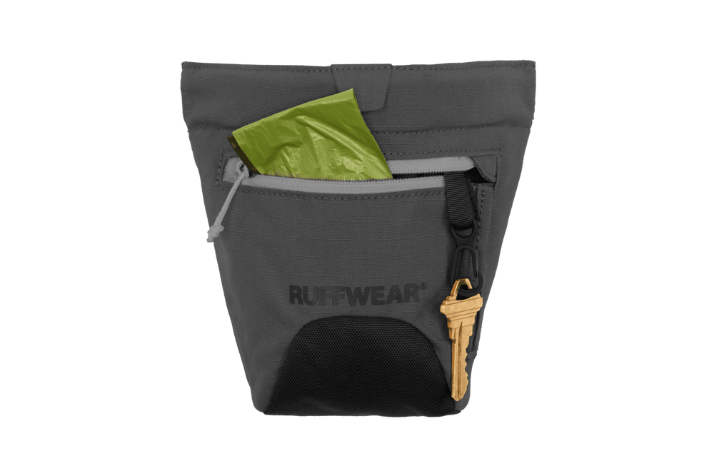Praktische Treat Trader™ Leckerlitasche von Ruffwear in schwarz-grau mit Reißverschluss und Netztasche für Hunde.