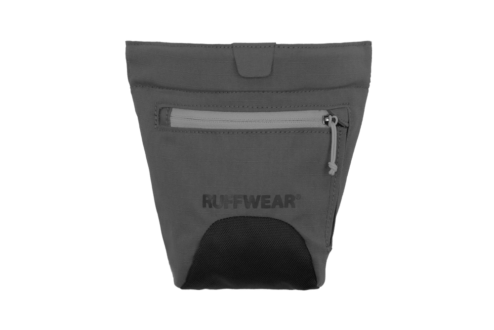 Graue Treat Trader™ Leckerlitasche von Ruffwear mit Klettverschluss und Netzmaterial für Hunde.