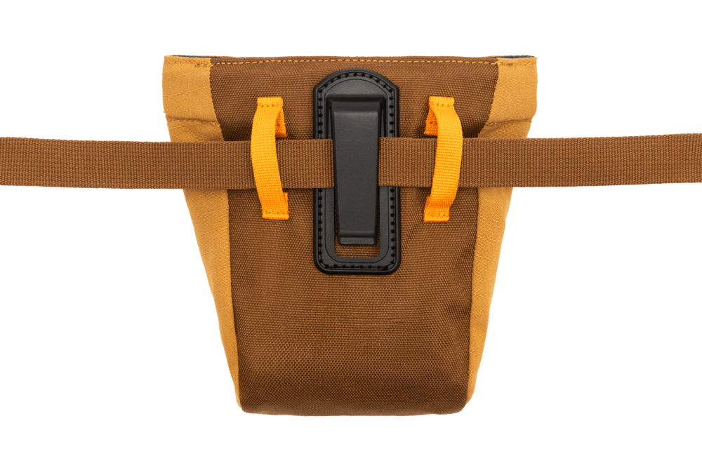 Braune Treat Trader™ Leckerlitasche mit schwarzem Clip und orangefarbenen Schlaufen, ideal für Hundetraining und Ausflüge.
